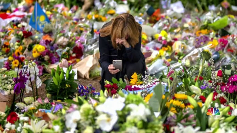 Mourners pay tribute to Queen Elizabeth II around the globe
