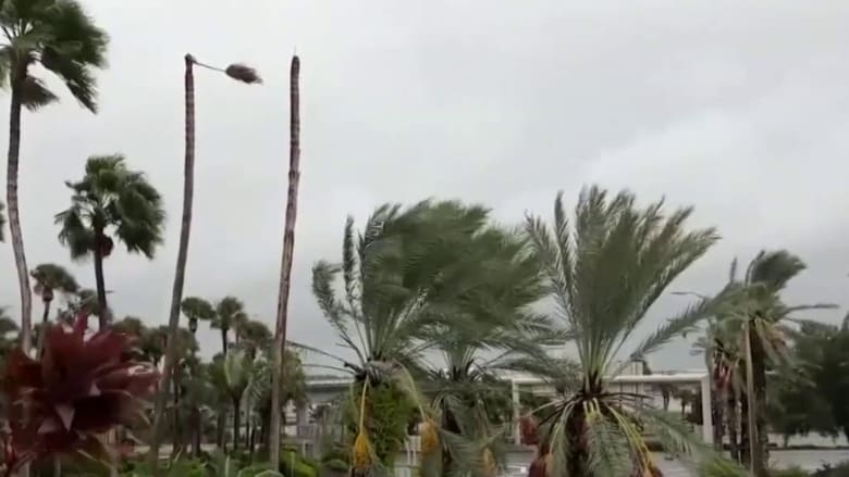 Orlando residents hunker down as Hurricane Ian hits area