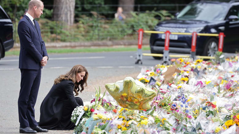 William, Kate inspect tributes to Queen Elizabeth II at Sandringham