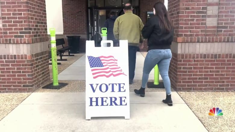 Warnock, Walker make last push for votes in Georgia Senate runoff