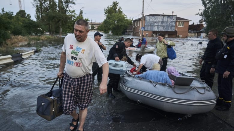 Thousands evacuate Kherson after major dam destroyed
