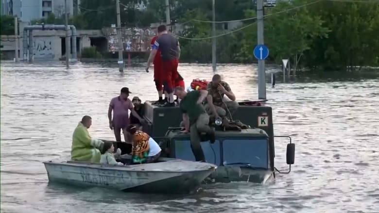 Kherson residents seek safety on military trucks after flooding 