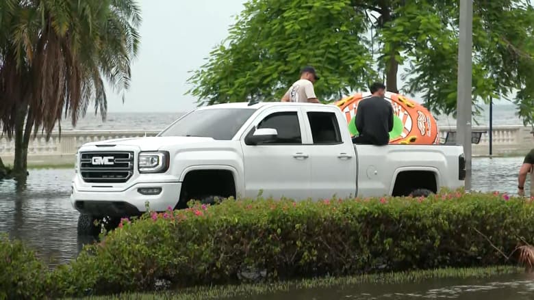 Tampa police removing people from flooded streets because of 'trash water'
