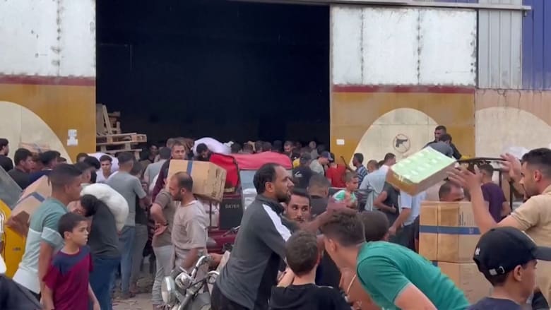 Gaza residents storm U.N. warehouse in search of food and aid