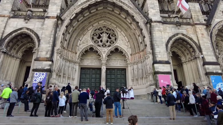 New York City cathedral holds vigil, prays for end to Israel-Hamas war