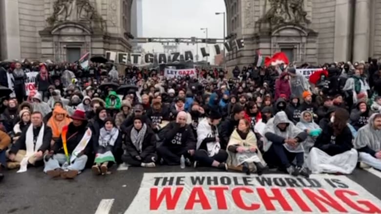 Hundreds call for cease-fire in Gaza during protest on Manhattan Bridge
