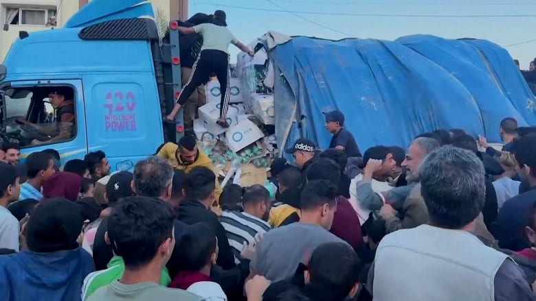 Desperate Gazans scramble for aid truck water supplies