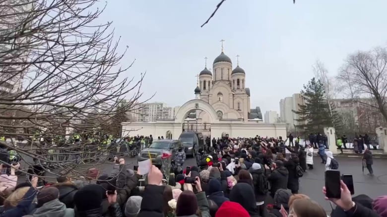 WATCH: Crowds applaud and chant as Navalny's hearse arrives