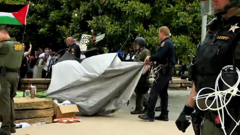 Police move into protest at UT Dallas