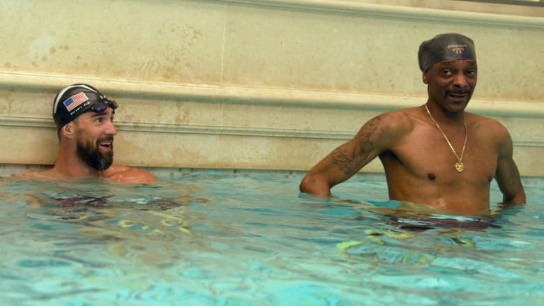 Snoop Dogg uses his 'lung power' in pool with Michael Phelps