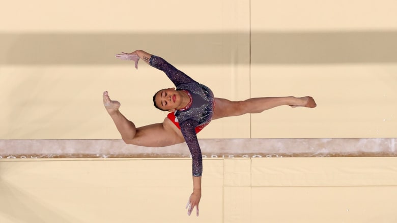 Suni Lee wobbles, perseveres for beam finish