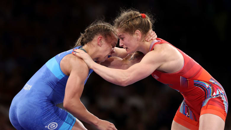 U.S. wrestler Amit Elor cedes nothing to Chołuj in Paris QF