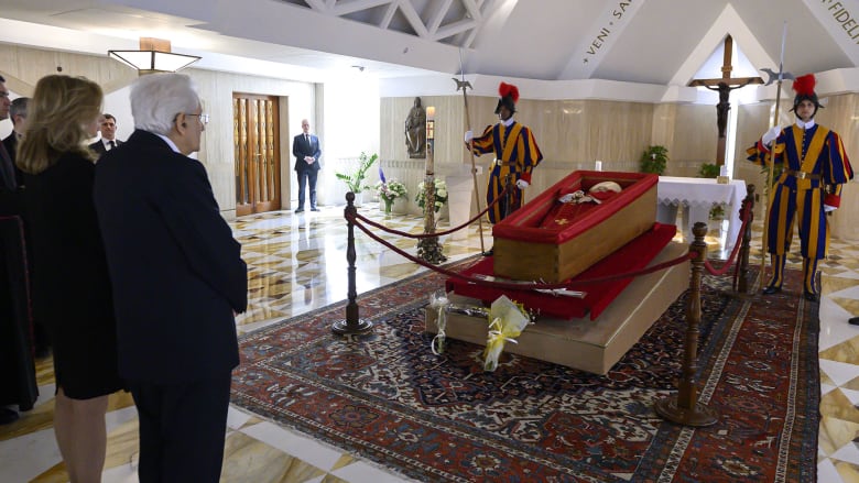 Italian president pays his respects to Pope Francis