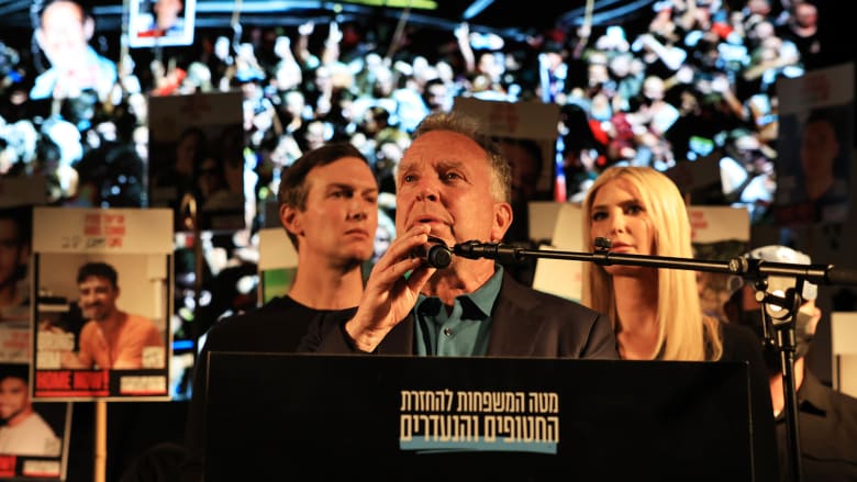 Crowd cheers for Trump and boos Netanyahu in Hostages Square