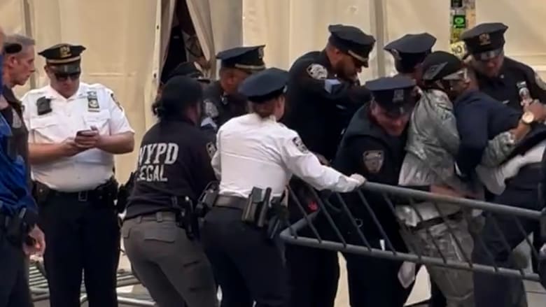 Police tackle man that tries to jump Met Gala barricade