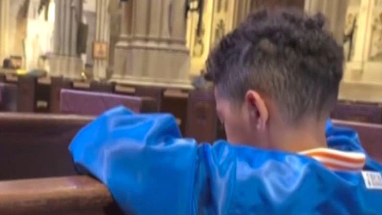 See young fan pray for the Knicks at St. Patrick's