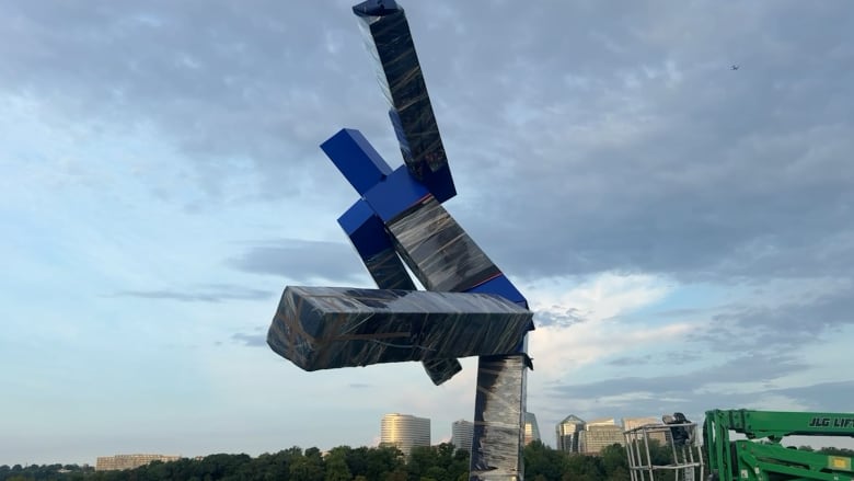 Crews prepare to remove 'Blue' statue from Kennedy Center campus
