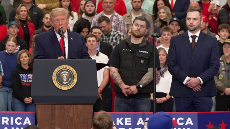 El presidente perdonó a dos mecánicos perseguidos por Biden por violar una ley mental. 