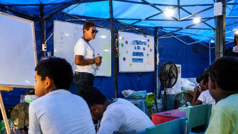 Los maestros de La Guaira inician clases en carpas o con aulas casi vacías tras los sismos