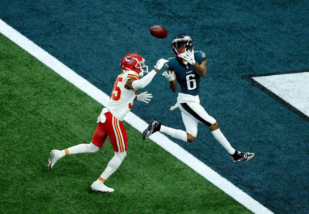 DeVonta Smith catches a pass for a touchdown in the third quarter