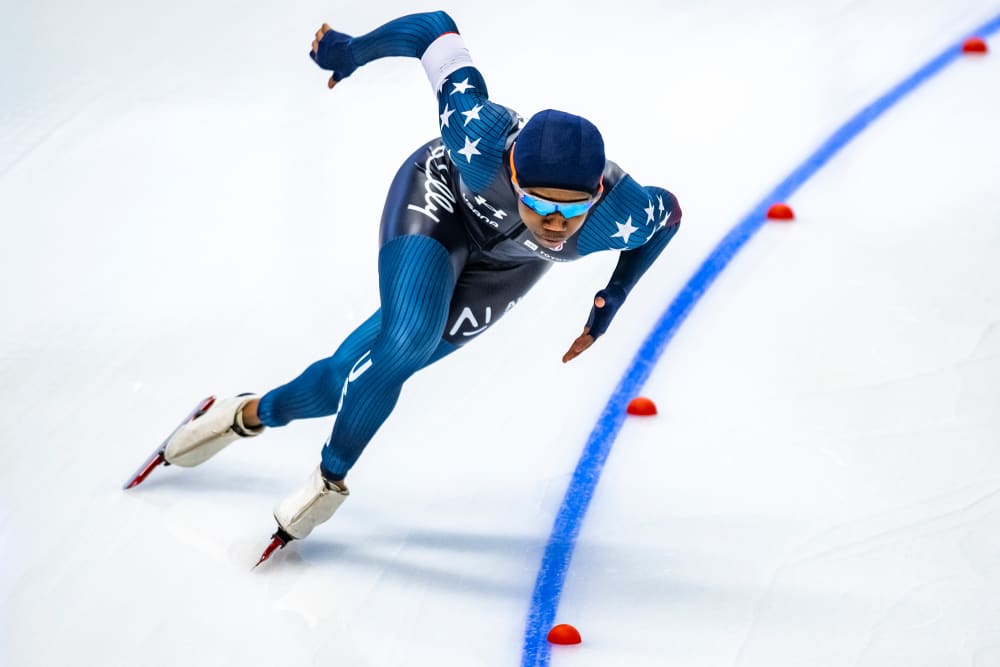 Erin Jackson skates in an ice skating rink