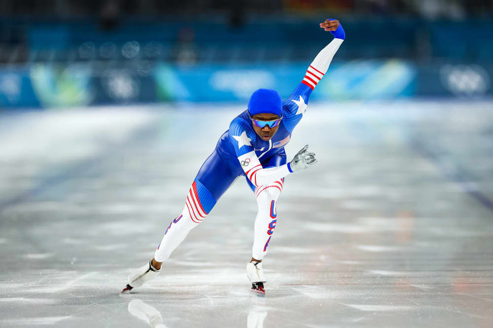 Erin Jackson skates on the ice