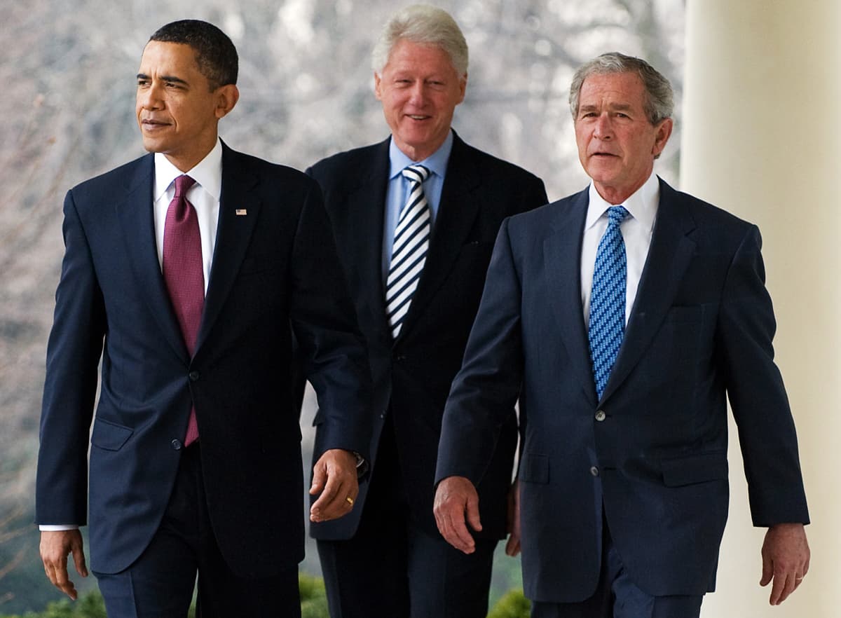 Image: US President Barack Obama (L) walks down