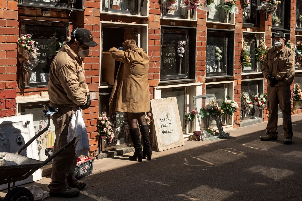 Image: Maria Porcel cries on the coffin of her mother, Concepcion Molero, who died at the age of 80 after contracting coronavirus in Spain on April 4, 2020.