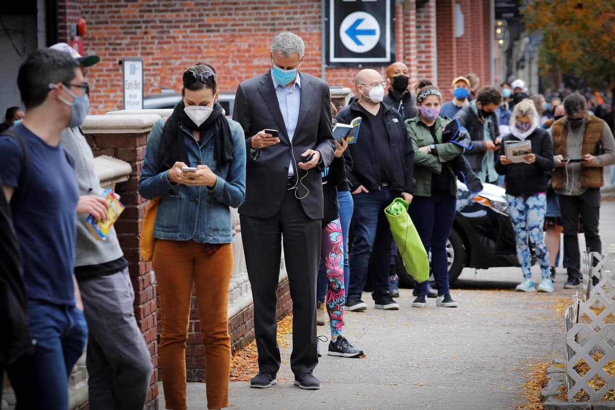 Image: New York City Mayor Bill de Blasio stands in line to cast aerly ballot in Brooklyn New York