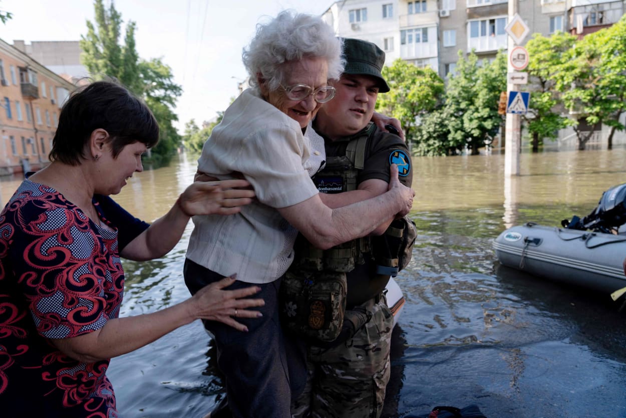 Ukraine dam flooding in Kherson