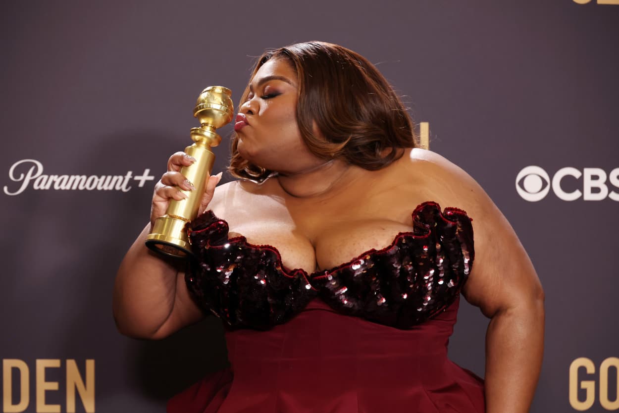 Image: Da'Vine Joy Randolph kisses her Supporting Actress Golden Globe.