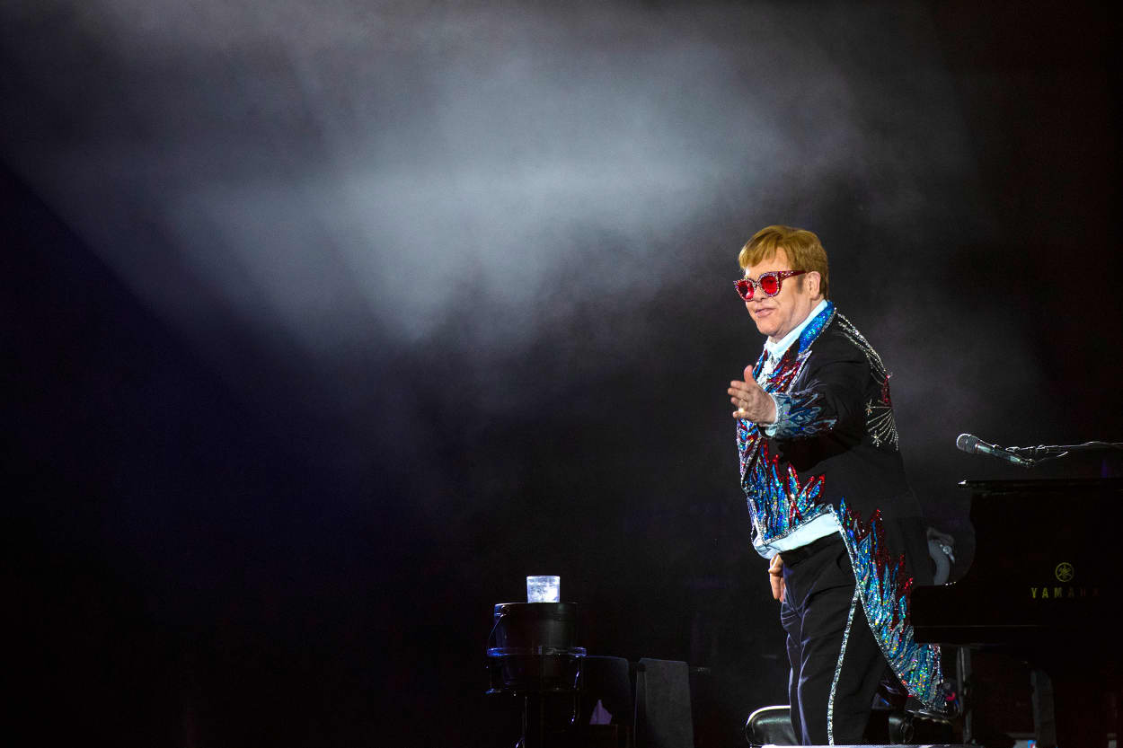 Elton John thanks the crowd on the last of 3-night stand