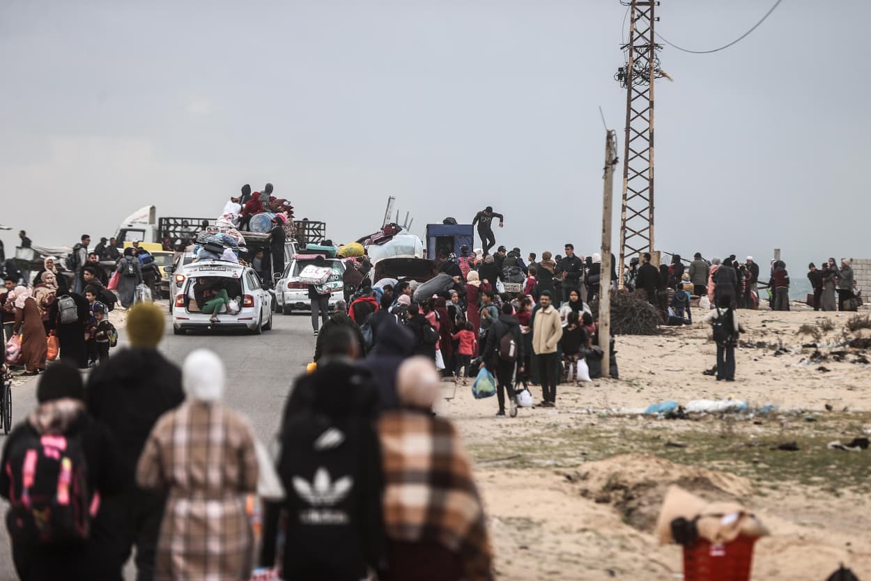 Palestinians in Khan Yunis migrate amidst intense Israeli attacks