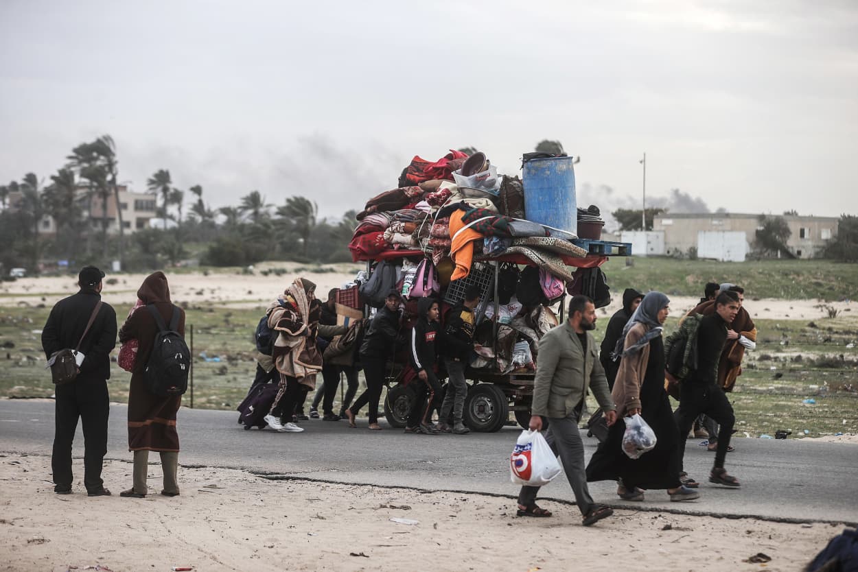 Palestinians in Khan Yunis migrate amidst intense Israeli attacks