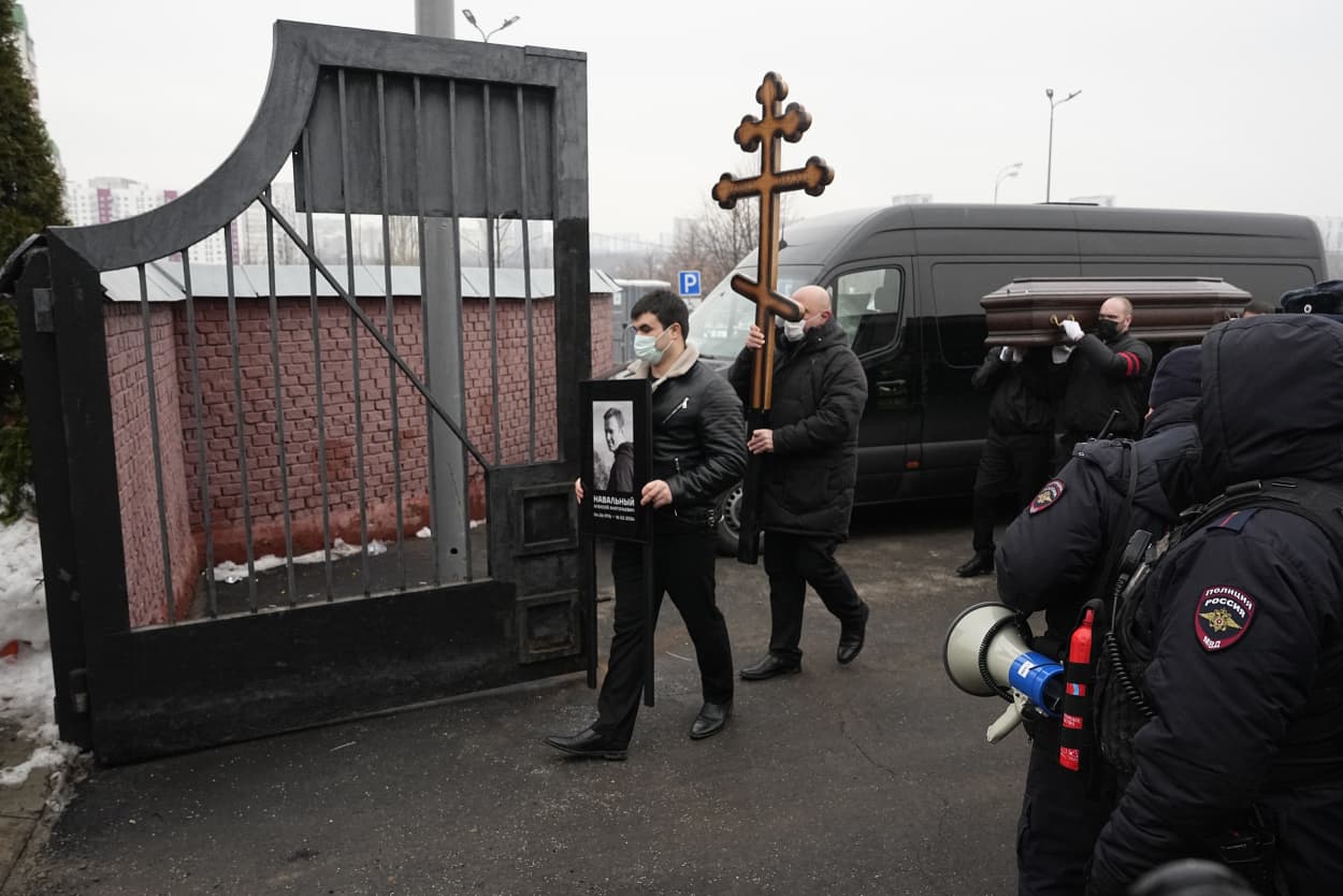 The coffin of Russian opposition leader Alexei Navalny is carried to the entrance of the Borisovskoye Cemetery in Moscow