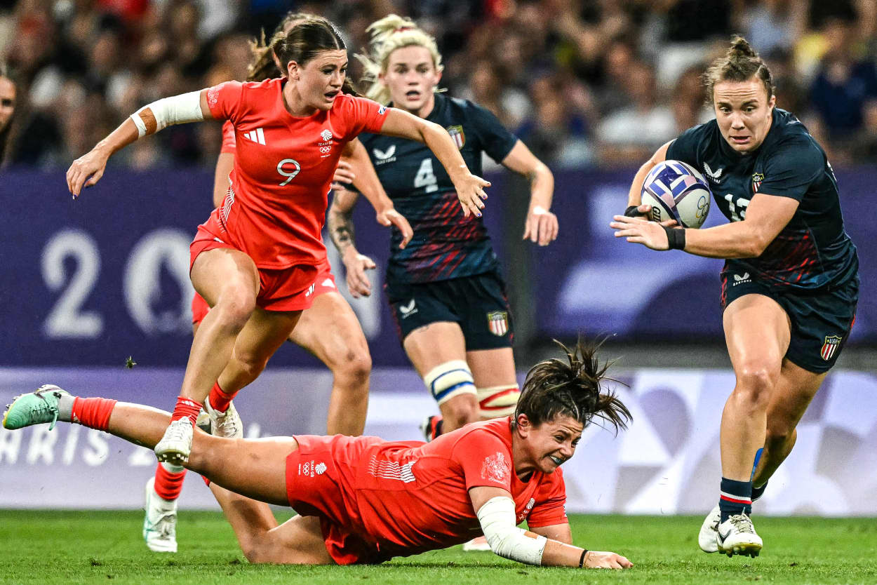 Image: US' Kristi Kirshe runs with the ball during the women's quarter final rugby sevens 