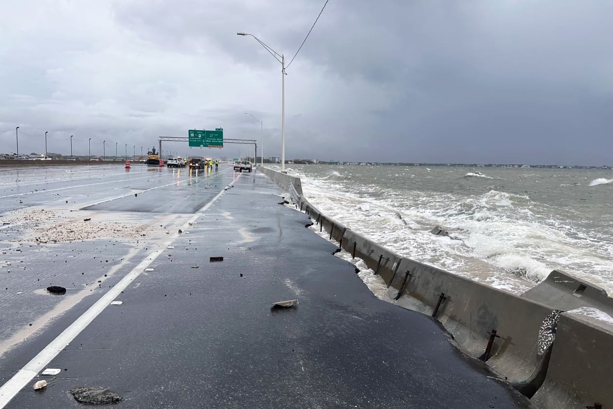 The northbound outside lane of the Howard Frankland Bridge was closed Monday morning at approximately 1:30 AM due to heavy wave action and debris coming onto the highway.