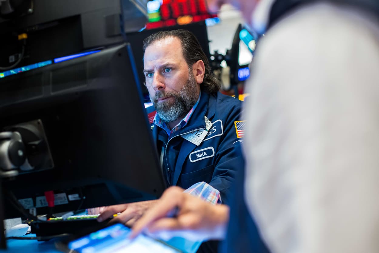 Traders working at NYSE