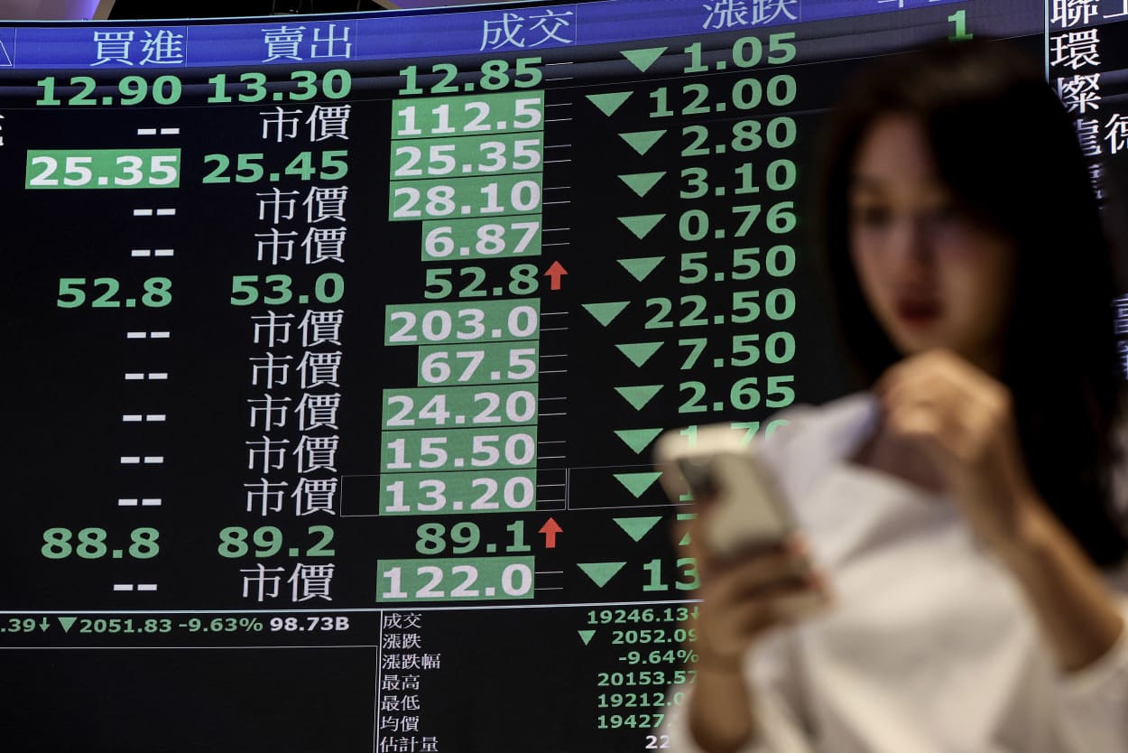 Taiwan's stocks dived 9.8 percent on April 7 as traders reacted to US President Donald Trump's sweeping tariffs that triggered a massive selloff on world markets last week. 