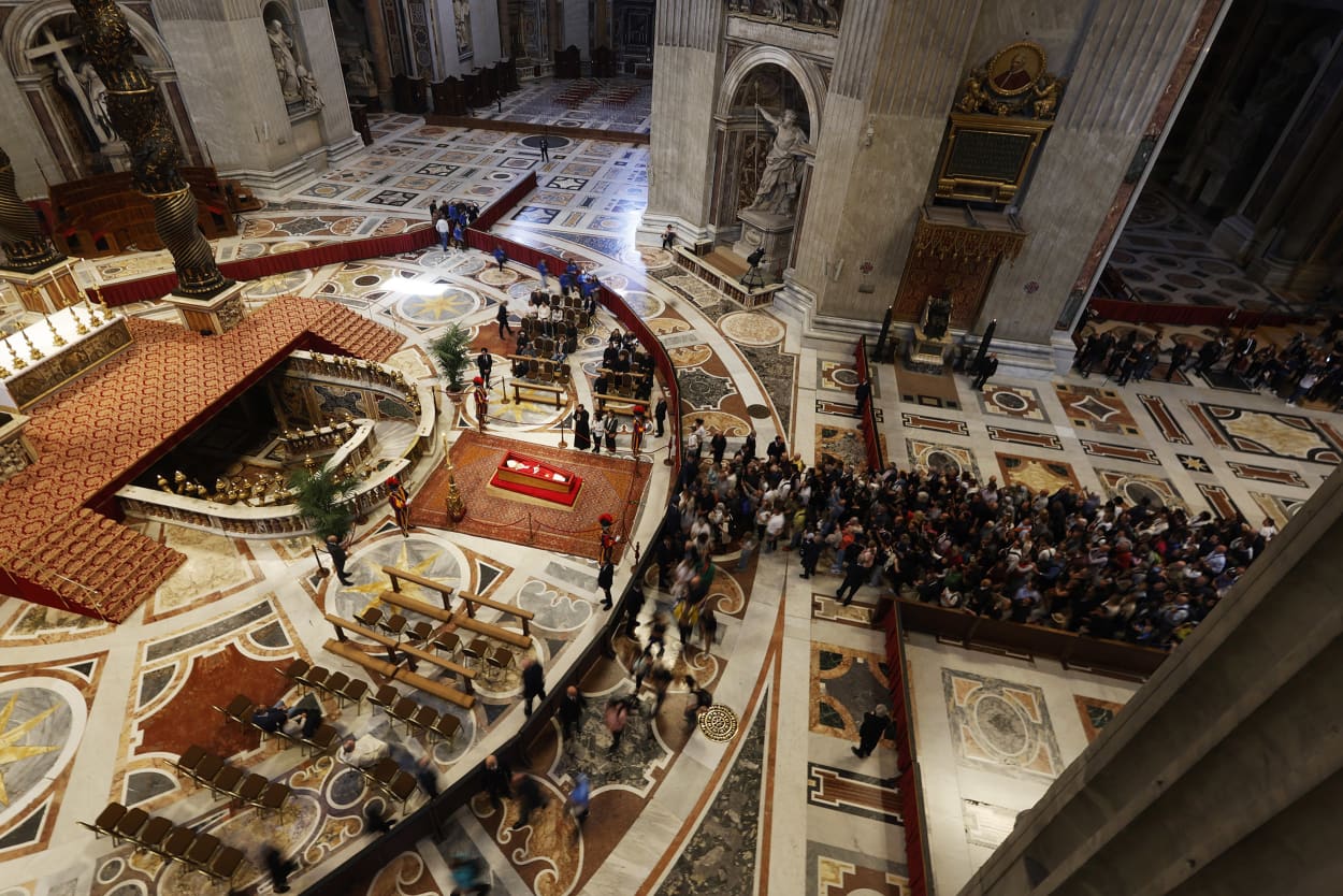 The body of Pope Francis transferred in St. Peter's Basilica to be honored by the faithful