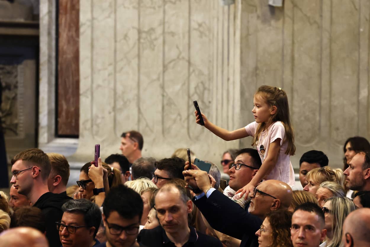 The body of Pope Francis transferred in St. Peter's Basilica to be honored by the faithful
