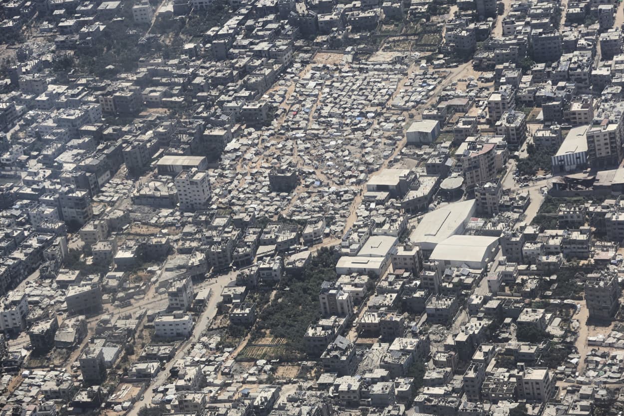 Image: A tent camp in Gaza City is seen from a Jordanian Air Force C-130 plane during an airdrop of humanitarian aid for Palestinians on the Gaza Strip, Thursday, Aug. 7, 2025.