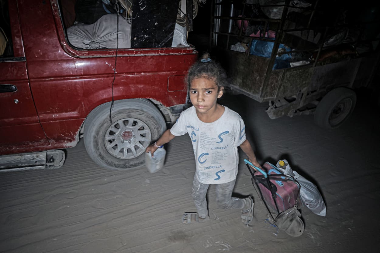 Palestinians flee northern Gaza southward amid Israeli attacks