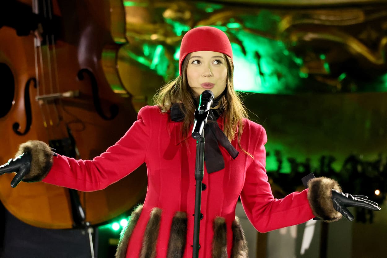 Laufey performed "Santa Baby."