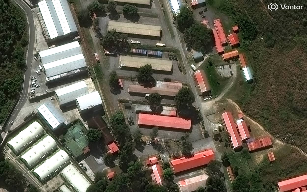 Şehrin güney kesimindeki Fuerte Tiuna'da bulunan Venezuela'nın ana askeri kompleksine ABD'nin son zamanlarda düzenlediği saldırılardan önce bölgenin uydu görüntüleri.