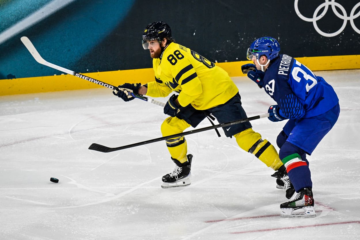 Image: Sweden's #88 William Nylander fights for the puck with Italy's #37 Phil Pietroniro
