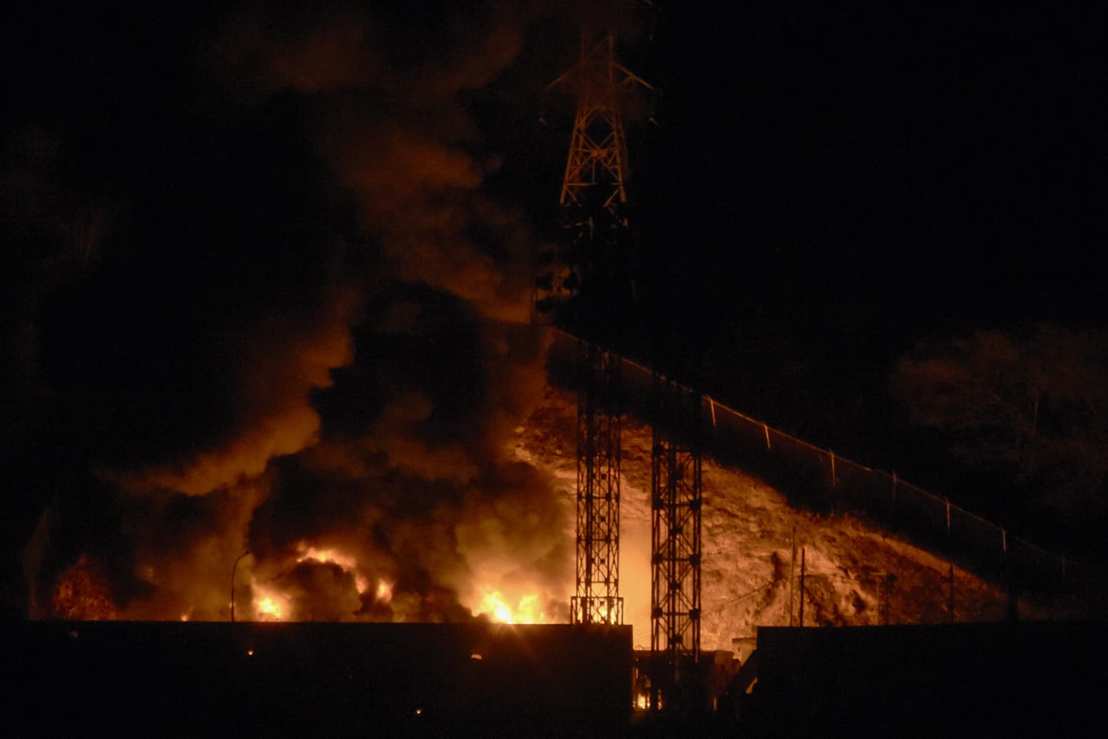 Fuego en Fuerte Tiuna tras las explosiones escuchadas en Caracas. 