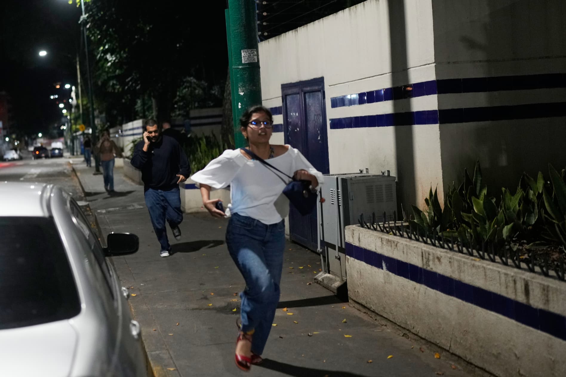 Gente corriendo por las calles de Caracas tras las explosiones del 3 de enero de 2026.