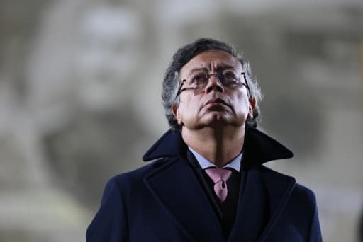 El presidente colombiano Gustavo Petro observa durante la ceremonia de juramentación de los nuevos comandantes militares en la academia del ejército en Bogotá, Colombia, el 29 de diciembre de 2025. 