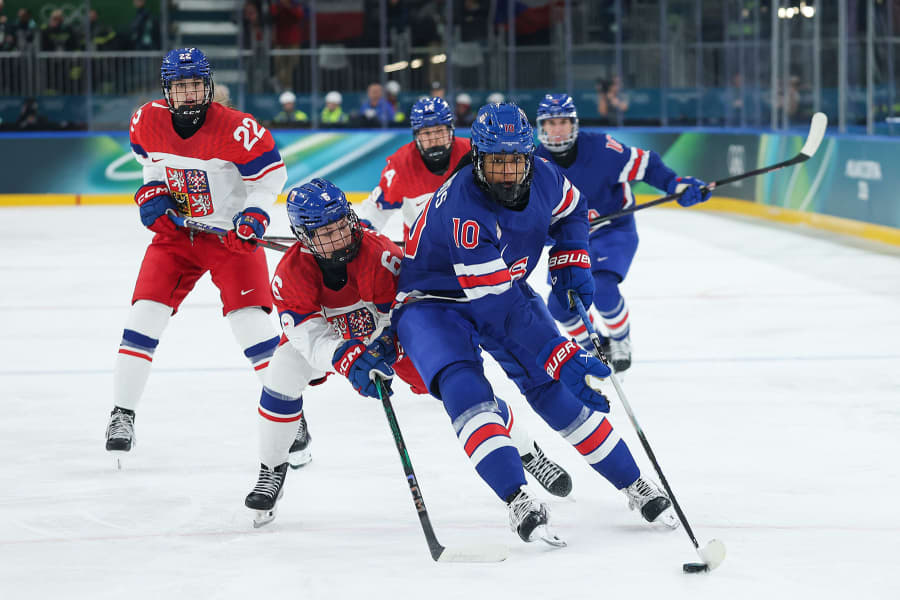 Laila Edwards of the U.S. skates with the puck against Czechia 